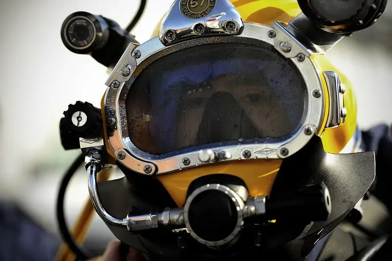 Fotografia de un casco para soldador subacuático