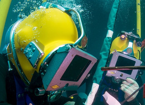 Fotografía de casco de buceo para soldadura subacuática