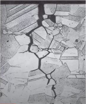 Imagen microscópica que muestra corrosión bajo tensión.